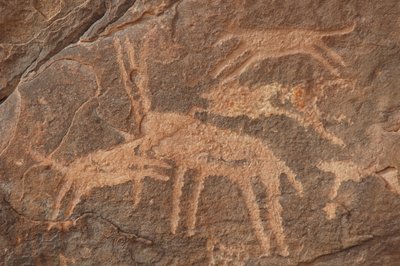 الفن الصخري ، عصور ما قبل التاريخ: نقش لظباء هاجمها قطيع من الكلاب في جبل العوينات ، مصر (الفترة من 8000 إلى 3000 سنة قبل الميلاد). التصوير بواسطة غير معروف