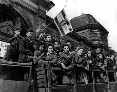 الحرب العالمية الثانية (الثانية) (1939-1945) - الحرب العالمية الثانية (الحرب العالمية الثانية أو الحرب العالمية الثانية): بداية ألمانيا عام 1946: سيتم نقل جزء من 450 طفلاً ومراهقًا يهوديًا على قيد الحياة من معسكرات الموت إلى مرسيليا للوصول إلى فلسطين. بواسطة غير معروف