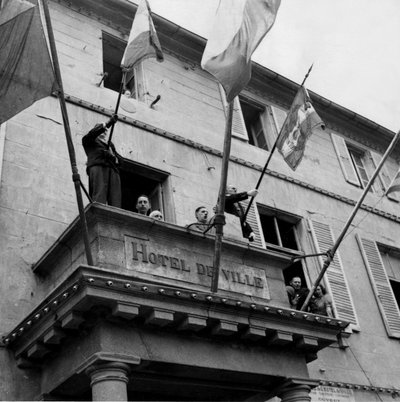 الحرب العالمية الثانية (1939-1945) - الحرب العالمية الثانية (الحرب العالمية الثانية أو الحرب العالمية الثانية): شيربورج (مانش) فرنسا 20 أغسطس 1944: أثناء زيارته ، خاطب الجنرال ديغول (رئيس لجنة التحرير الوطنية) شرفة فندق دي فيل aux Cherbourgeois. بواسطة غير معروف