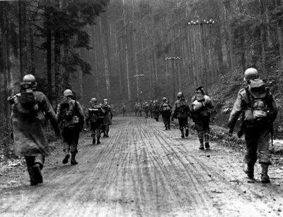 الحرب العالمية الثانية (1939-1945) - الحرب العالمية الثانية (WWII أو WW2): بالقرب من Raon-l'Etape (Vosges) 18 تشرين الثاني (نوفمبر) 1944: تقدم جنود المشاة من الفرقة 339 RI للفرقة 100 من "فرقة القرن" الأمريكية إلى الغابة بعد تحرير المدينة بواسطة غير معروف