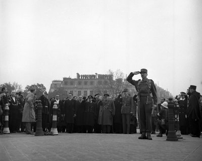الحرب العالمية الثانية (1939-1945) - الحرب العالمية الثانية (الحرب العالمية الثانية أو الحرب العالمية الثانية): باريس (فرنسا) 11 نوفمبر 1944: أثناء الاحتفال بهدنة عام 1918 ، قام رئيس الوزراء البريطاني ونستون تشرشل والجنرال ديغول بوضع إكليل من الزهور من الز بواسطة غير معروف