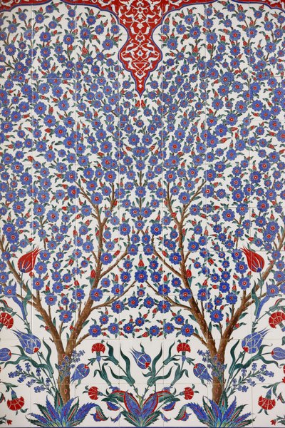 Sheikh Zayed Grand Mosque : One of the 80 Iznikpanels - highly decorated ceramic tiles popular in the 16th century - which feature distinctly in Istanbul