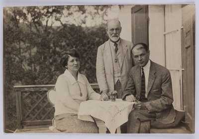 سيغموند فرويد وهوراس دبليو وأنجيليكا فرينك ، حوالي عام 1920 (صورة b / w) بواسطة غير معروف
