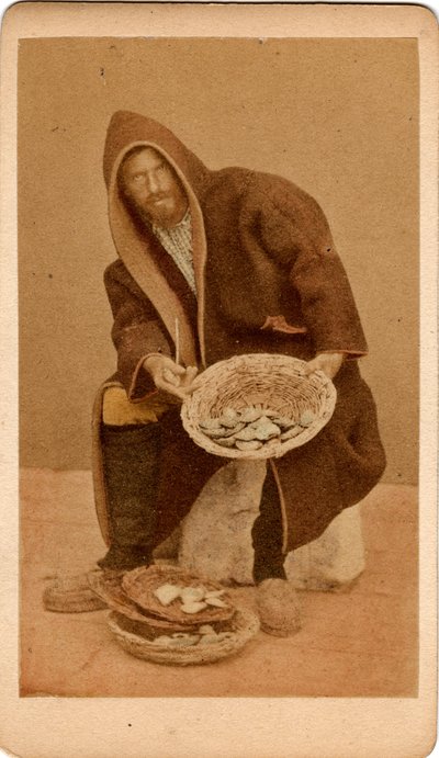 متر صغير: صورة تاجر أسماك ، البندقية. القرن التاسع عشر طباعة على كرتون خافت. 10.5x6 سم بواسطة غير معروف