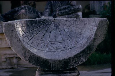 ساعة شمسية مع إهداء لكركلا ووالدته رومان ، حوالي 212-218 م (صورة) (انظر أيضًا 11584) بواسطة غير معروف