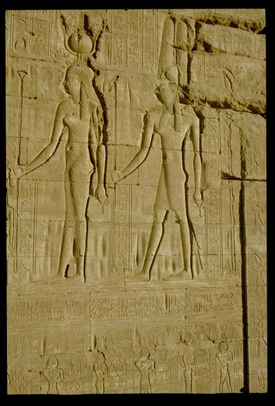 نقش غارق يصور حتحور وحورس (صورة) بواسطة غير معروف