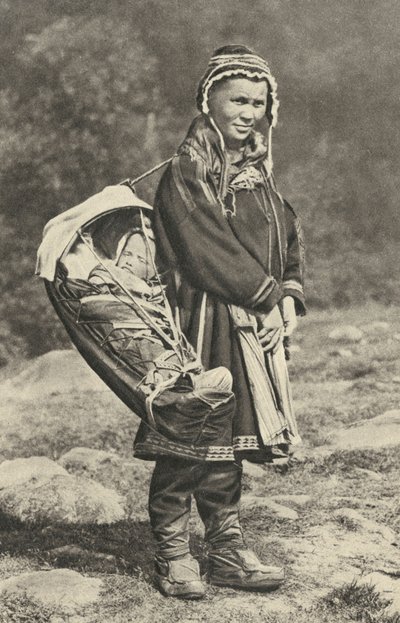السويد. سيدة لاب تحمل طفلها في مهد من جلد الرنة. 1920 بواسطة غير معروف