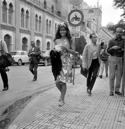 الممثلة كلاوديا كاردينال في مهرجان السينما الدولي في فينيس ليدو - 1965 بواسطة غير معروف