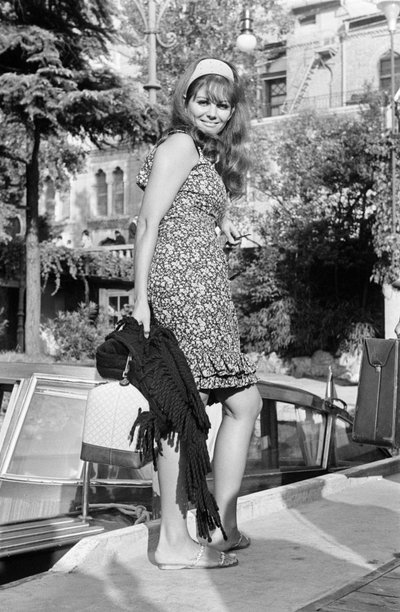 الممثلة كلاوديا كاردينال في مهرجان السينما الدولي في فينيس ليدو - 1965 بواسطة غير معروف