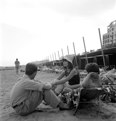 الممثلة إلسا مارتينيلي في فندق فينيس ليدو بيتش - 1964 بواسطة غير معروف