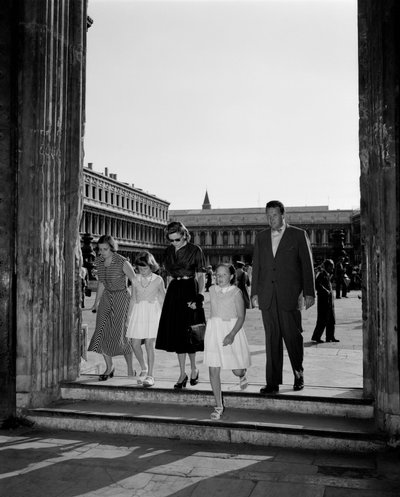 رجل الأعمال هنري فورد الثاني مع عائلته في ساحة سانت مارك (ميدان سان ماركو) في البندقية - 1951 بواسطة غير معروف