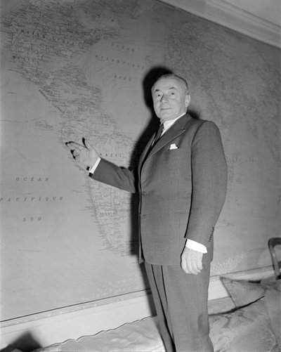 السياسي بول رينو في باريس - 1949 بواسطة غير معروف