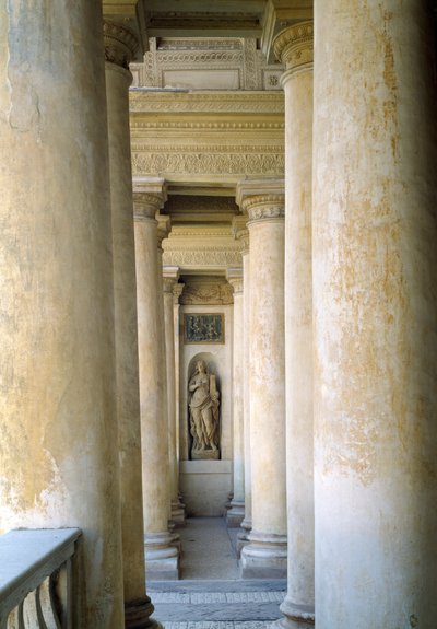 يُظهر الجزء الداخلي من Loggia di Davide (أو D'Onore) أعمدة واجهة الحديقة التي صممها جوليو رومانو (1499-1546) بواسطة غير معروف