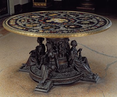 The Table of the Muses ، يتكون من سطح طاولة دائري من بيترا دورا مدعومًا بأسطوانة برونزية مع أربعة Muses من البرونز ، فلورنتين بواسطة غير معروف