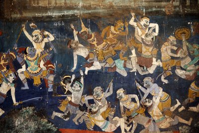 تمت تغطية الجزء الداخلي لجدران مجمع الباغودا الفضية بالجداريات التي تصور قصصًا من Reamker ، أي نسخة الخمير من الملحمة الهندية الكلاسيكية ، رامايانا. بعض أقسام الجداريات تالفة وتضررت بسبب الطقس. كانت الجداريات ص بواسطة غير معروف