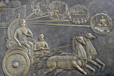 معبد Tinh Xa Ngoc Chau البوذي ، حياة بوذا ، سيدهارتا غوتاما ، طلب الأمير سيدهارتا من سائق عربة أن يصطحبه في سلسلة من الجولات عبر الريف ، تشاو دوك ، فيتنام ، 2018 (صورة) بواسطة غير معروف