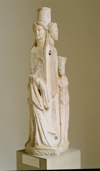 Triform Herm of Hecate ، النحت الرخامي ، العلية ، القرن الثالث بواسطة غير معروف