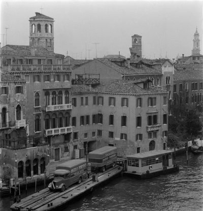 شاحنات على القناة الكبرى في البندقية 1960 بواسطة غير معروف