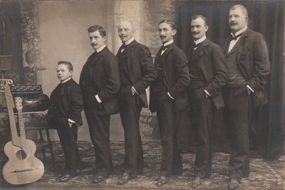 Schrammel Sextett غير معروف ، حوالي عام 1910 (b / w photo) بواسطة فنان غير معروف
