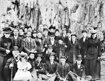 المملكة المتحدة: مجموعة من الناس في نزهة. ج 1910 بواسطة غير معروف