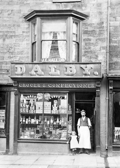 المملكة المتحدة: Dalby's Grocers and Confectioners Shop بواسطة غير معروف