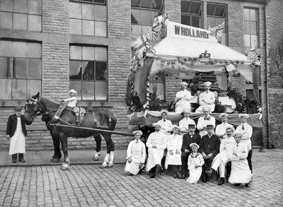 United Kingdon: The Holland's Pie Carnival Float. مانشستر ، عام 1910 بواسطة غير معروف