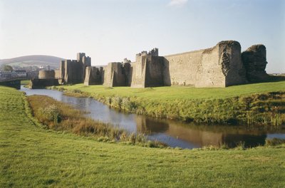 منظر لقلعة Caerphilly ، Glamorgan ، ويلز ، بنيت في 1268-77 (صورة) بواسطة غير معروف