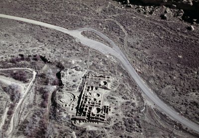 منظر لمستوطنة Anasazi القديمة ، حديقة Chaco Ruins Culture National Park ، Chaco Canyon ، نيو مكسيكو ، الولايات المتحدة الأمريكية ، حضارة Anasazi بواسطة فنان غير معروف