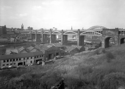 منظر للجسر عالي المستوى من Gateshead ، High Level Bridge ، المملكة المتحدة ، أبريل 1969 (b / w photo) بواسطة غير معروف