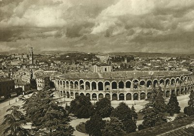 منظر للأرينيات والبرمائيات الرومانية ومدينة فيرونا عام 1925 بواسطة غير معروف