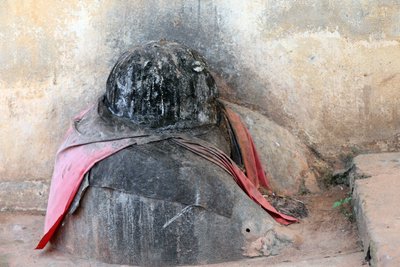 Voodoo fetish at the entrance of a convent. Togoville, Togo بواسطة غير معروف