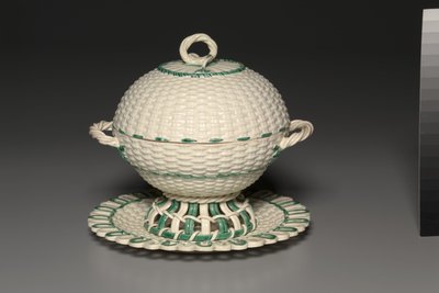 سلة من الخوص المغطاة على حامل ، مصنوعة من قبل مصنع ويدجوود ، c.1780-1840 بواسطة غير معروف
