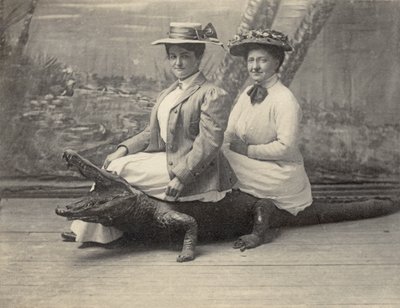امرأة جالسة على تمساح محشي ، حوالي 1905 (صورة بالأبيض والأسود) بواسطة فنان غير معروف