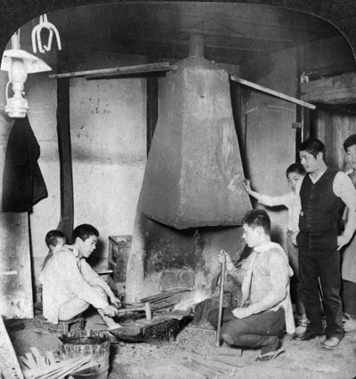 حدادة يابانية في مزرعته ، يوكوهاما ، اليابان ، 1904. بواسطة أندروود أند أندروود