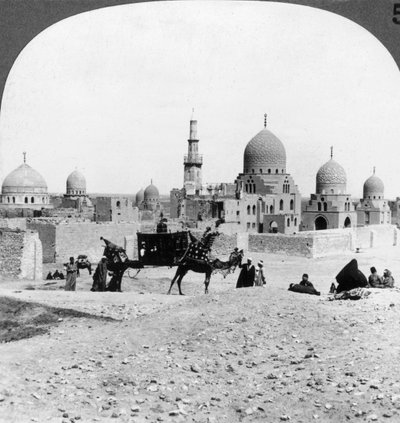 سفينة صحراوية تمر بمقابر الحكام المسلمين ، القاهرة ، مصر ، 1905. بواسطة أندروود أند أندروود