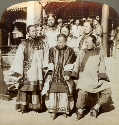 مجموعة من النساء في فناء منزل صيني ثري ، بكين ، الصين ، 1902 بواسطة أندروود أند أندروود