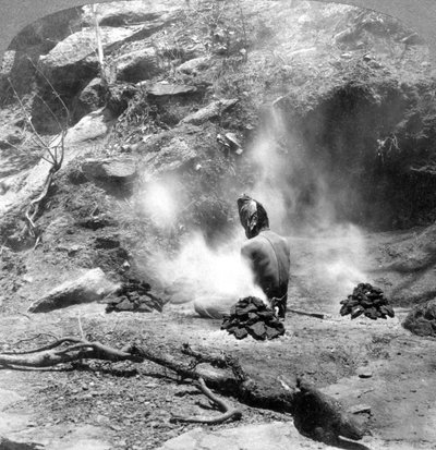 نساك يقوم بعمل التكفير عن الذنب في بحيرة جيم ، جبل أبو ، الهند ، 1903. بواسطة أندروود أند أندروود