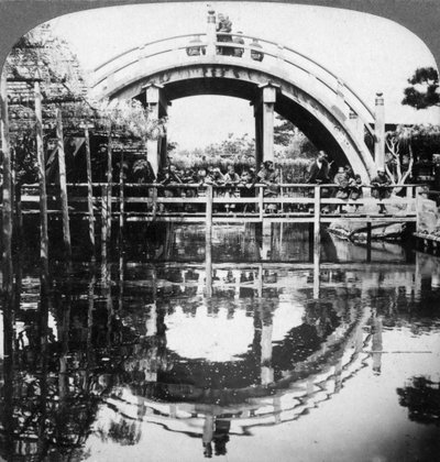 جسر نصف دائري في اليابان ، 1896. بواسطة أندروود أند أندروود