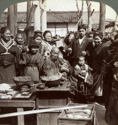 فنان في الشارع مع قرد يسلي الحشد ، كوبي ، اليابان ، 1896. بواسطة أندروود أند أندروود