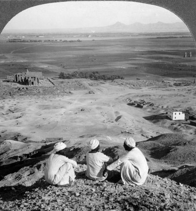 عبر سهل طيبة وماضي تماثيل ممنون من المنحدرات ، مصر ، 1905. بواسطة أندروود أند أندروود