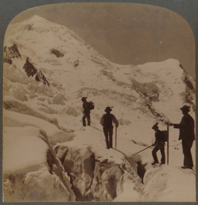 صعود جبل بلانك - عبور Bossons Glacier - Grands Mulets في المسافة ، جبال الألب ، 1901. بواسطة أندروود أند أندروود