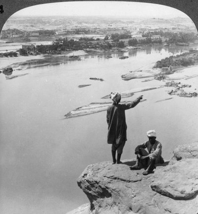 أسوان وجزيرة الفنتين كما تُرى من المنحدرات الغربية ، مصر ، 1905. بواسطة أندروود أند أندروود
