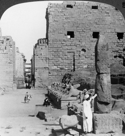 جادة الصور المقدسة بعد التنقيب ، الكرنك ، طيبة ، مصر ، ج ١٩٠٠ بواسطة أندروود أند أندروود