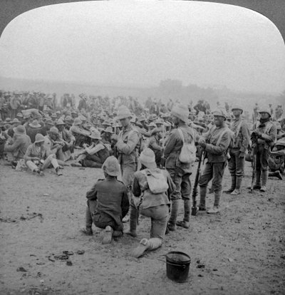 سجناء البوير يستريحون على الطريق من بارديبيرج إلى نهر مودر ، جنوب أفريقيا ، 1900-1902. بواسطة أندروود أند أندروود