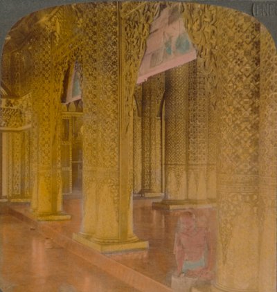 معبد بوذي داخلي مع زخارف باهظة الثمن من الذهب والألوان ، مولمين ، بورما ، 1907. الفنانون: إلمر أندروود ، بيرت إلياس أندروود. بواسطة أندروود أند أندروود