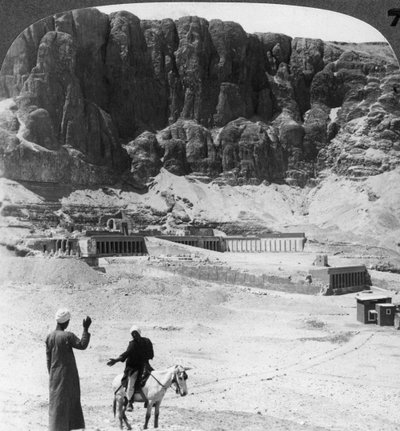 دفن على مر العصور - تراسات ذات أعمدة لمعبد دير البحري ، طيبة ، مصر ، 1905. بواسطة أندروود أند أندروود