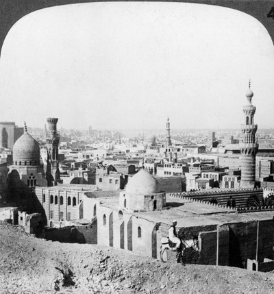 القاهرة ، تطل على الجنوب الغربي ، عبر المدينة إلى الأهرامات ، مصر ، 1905. بواسطة أندروود أند أندروود