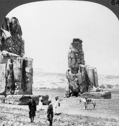 تماثيل ممنون الضخمة في طيبة ، مصر ، 1905 بواسطة أندروود أند أندروود