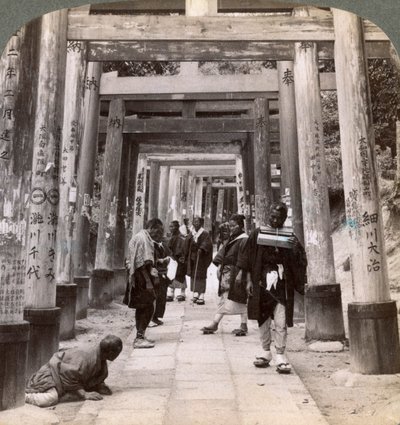 تأتي وتذهب تحت صفوف طويلة من torii المقدس ، معبد شنتو Inari ، كيوتو ، اليابان ، 1904 بواسطة أندروود أند أندروود