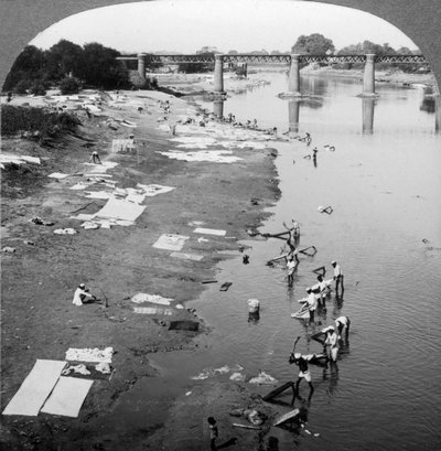 Dbobies يغسل الملابس في نهر Goomti ، بالقرب من لكناو ، الهند ، 1900s. بواسطة أندروود أند أندروود